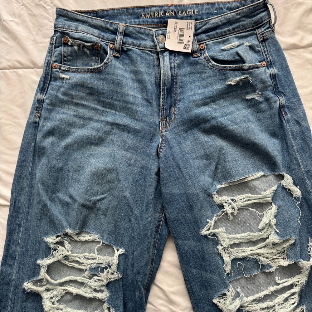 American Eagle Outfitters Women's Blue Distressed Jeans. NEW